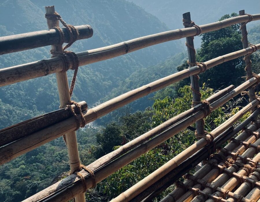 Baranda de bambú con montañas al fondo