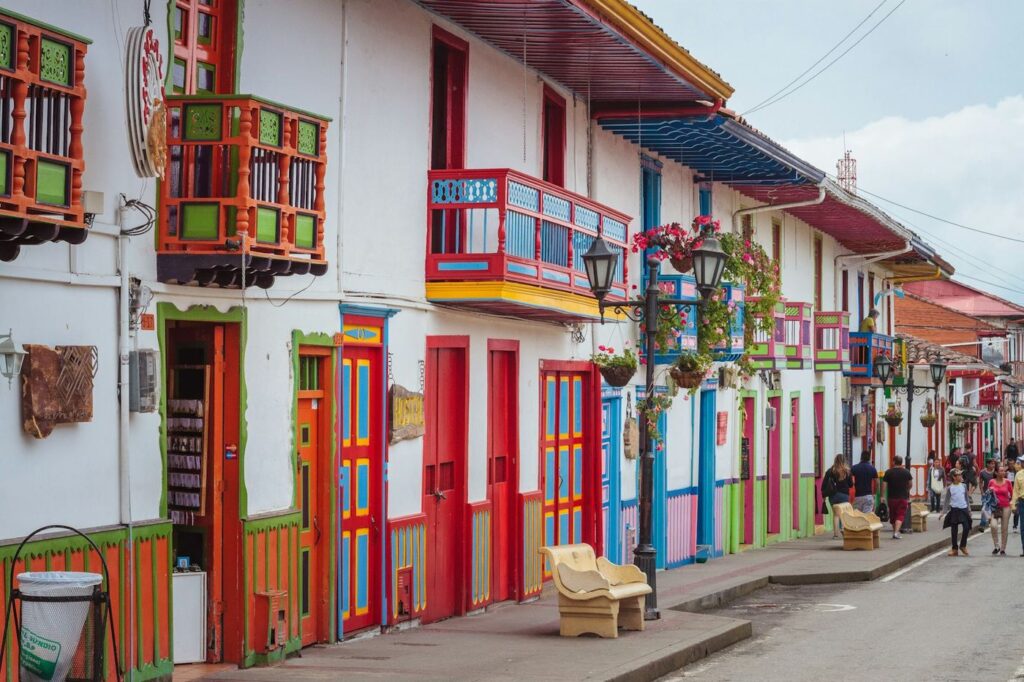Calle de Salento con fachadas y balcones de colores
